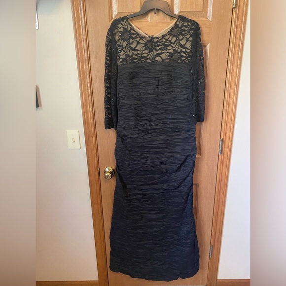 Alex Evenings fitted black sequin lace gown, slight fishtail train, 16 worn once - Picture 1 of 6